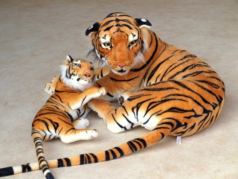 Plyšová tygřice s mládětem, oranžová, délka 140/65 cm