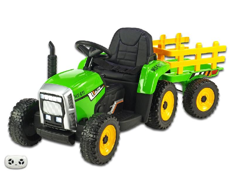 Elektrický rozkošný traktor s vlekem zelený